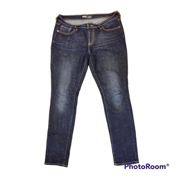Old Navy The Flirt Famous Jeans Mid Rise Boot Cut Stretchy Denim size 8 Regular - Picture 1 of 6
